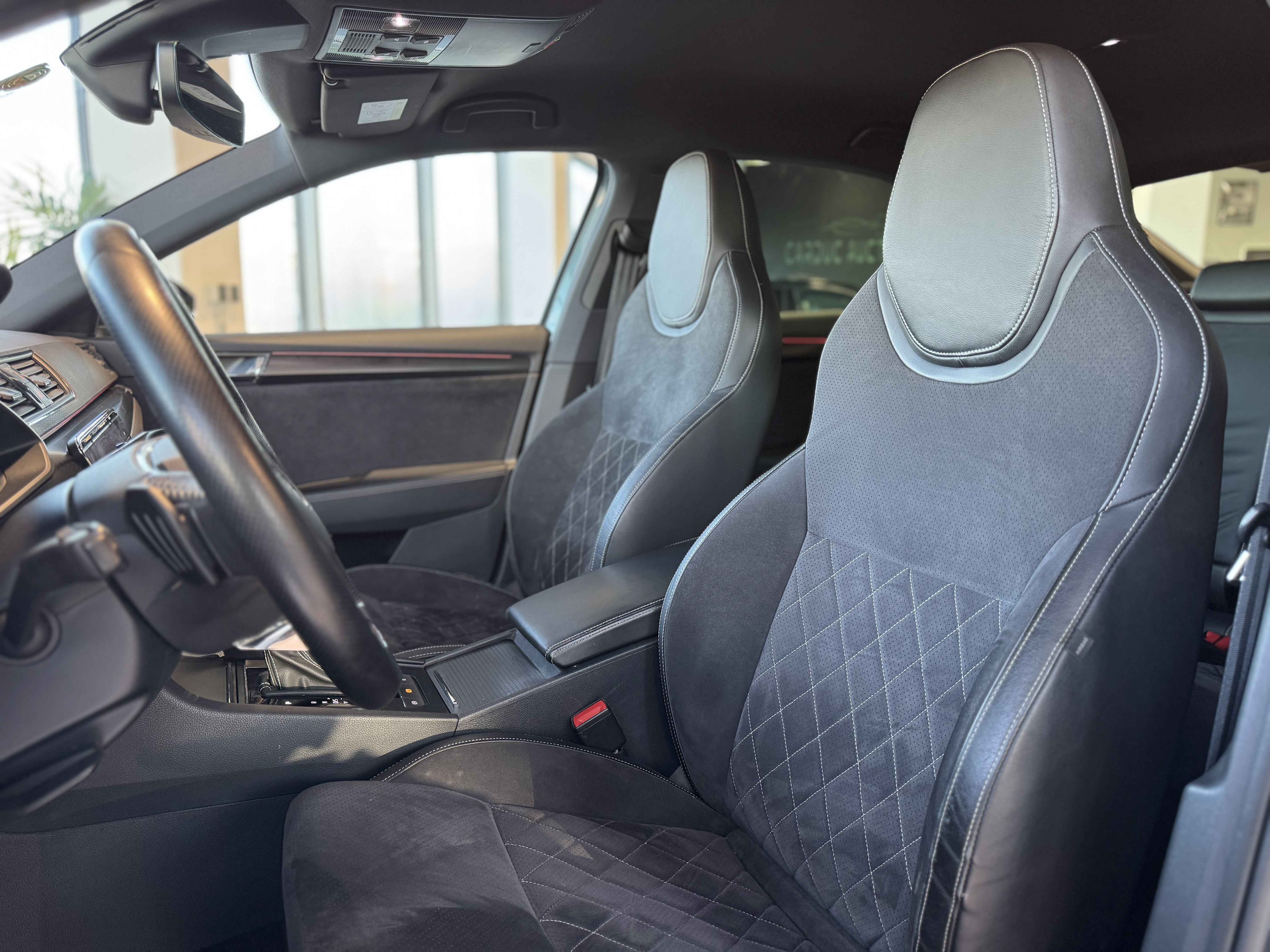  Sièges avant sport en cuir alcantara électriques, chauffants et à mémoire